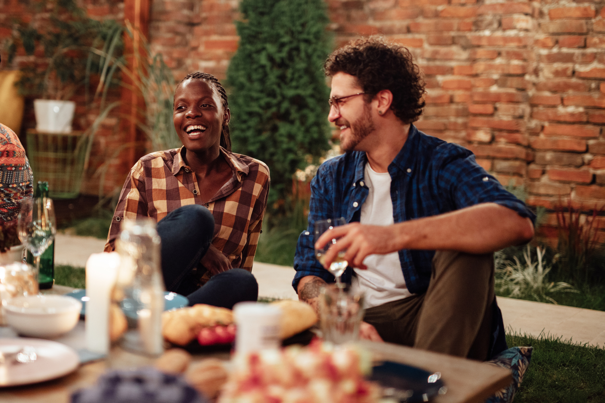 Millennials enjoying dinner in outdoor restaurant